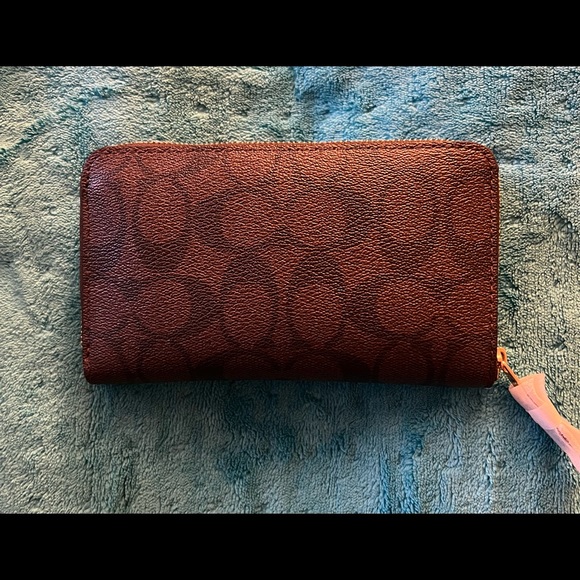 Coach Medium Id Zip Wallet In Signature Canvas - Picture 2 of 4